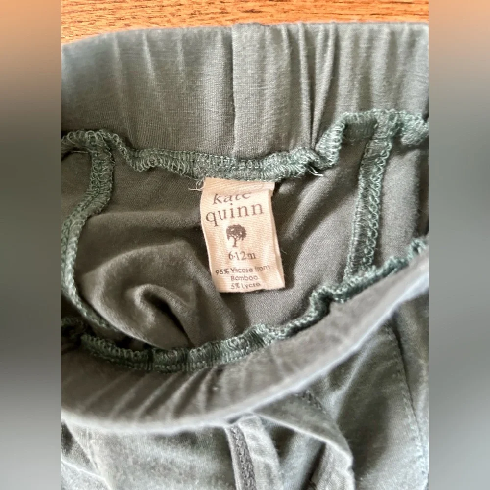 Kate Quinn unisex green organic cotton shorts size 6-12 months, guc